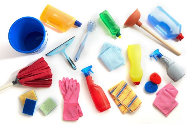 Na fotografiji su prikazani najčešći proizvodi od plastike kojima se koristimo u kućanstvu.