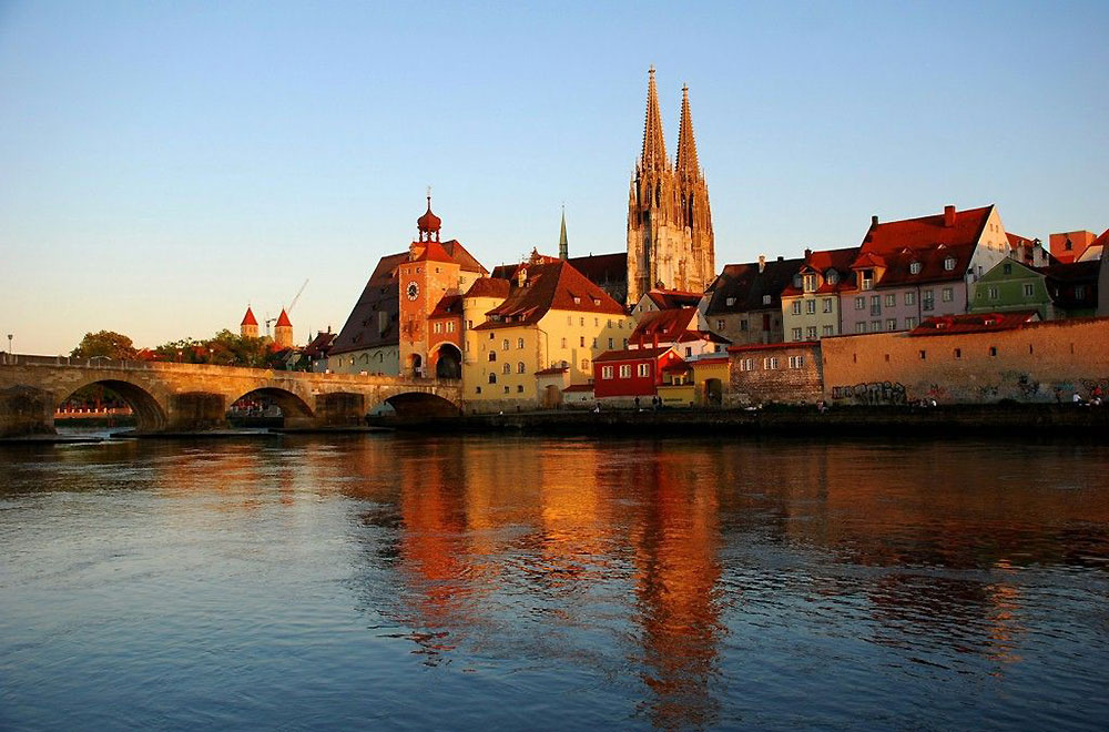 Slika prikazuje grad Regensburg i most na rijeci Dunavu.
