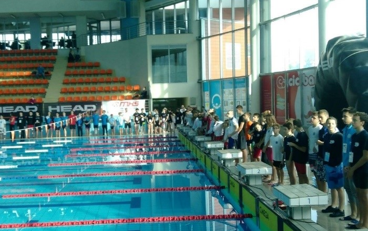 Na fotografiji je prikazan olimpijski bazen uoči početka natjecanja u plivanju.