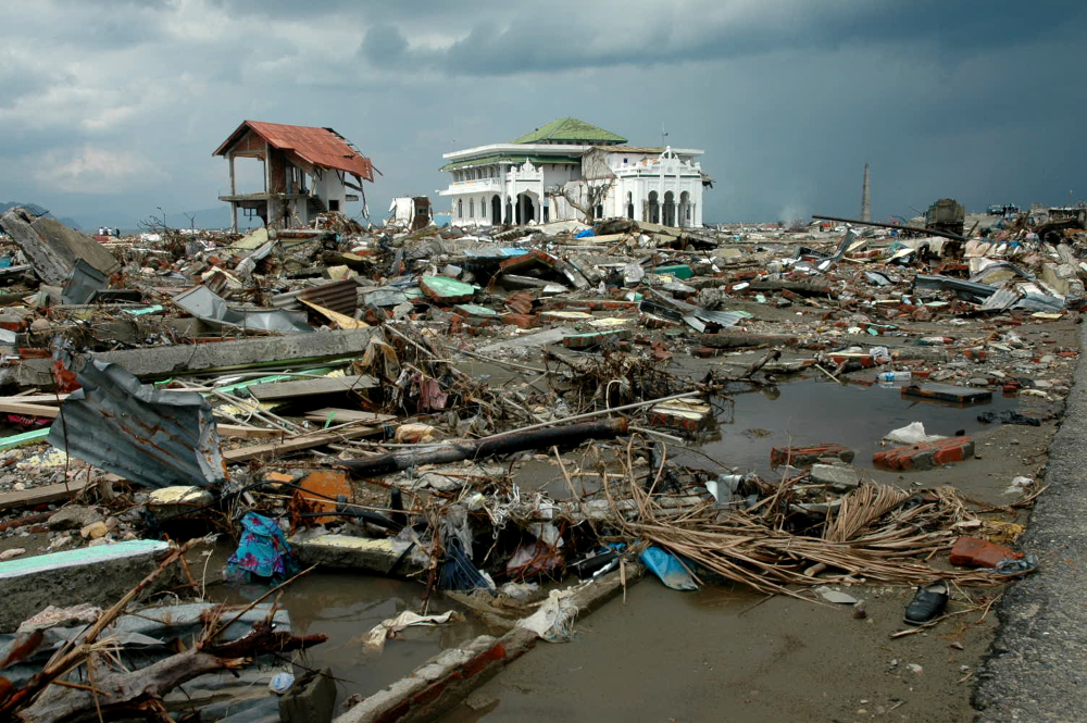 Na fotografiji je prikazano uništeno selo nakon cunamija.