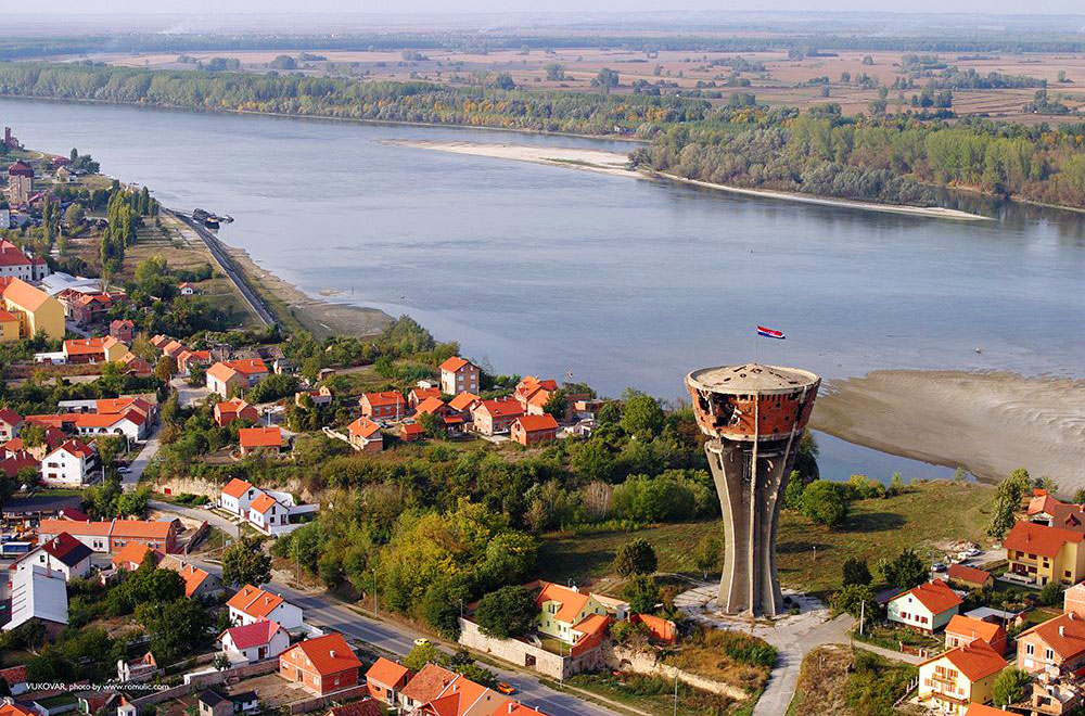 Slika prikazuje grad Vukovar na Dunavu.