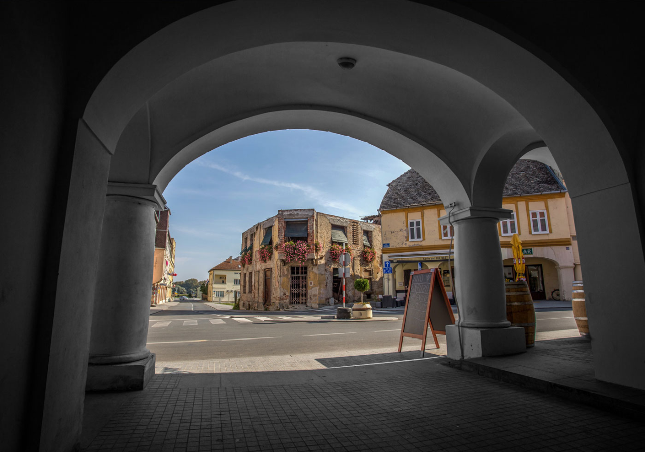 Na fotografiji je prikazan trg u Vukovaru.