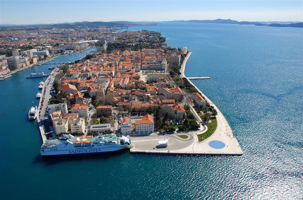 Slika prikazuje stari grad Zadar.