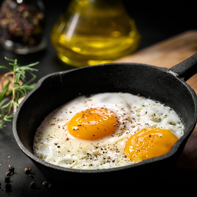 Slika prikazuje dva jaja pečena na oko