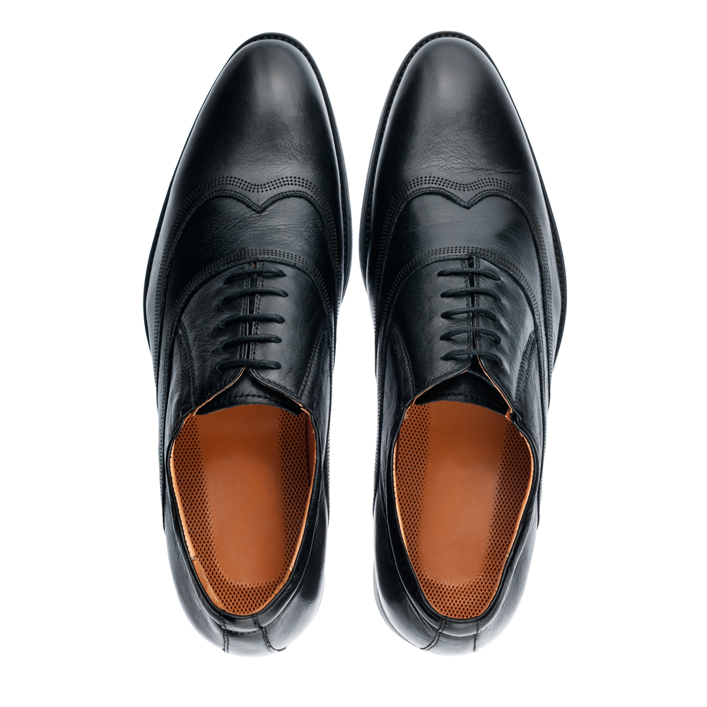 Slika prikazuje muške kožne cipele