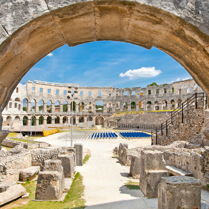 Slika prikazuje rimski amfiteatar