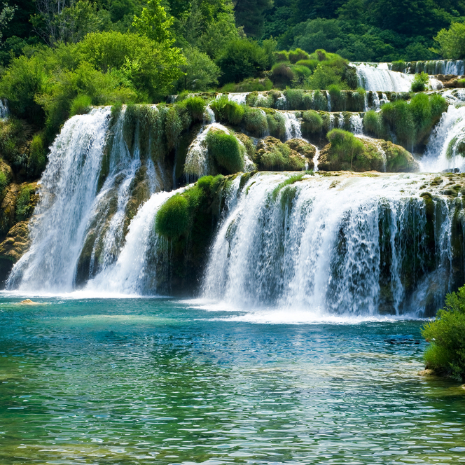 Slika prikazuje slapove rijeke Krke i bogatstvo vodom