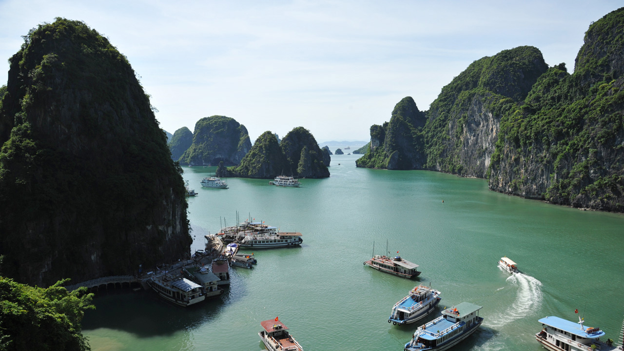 Ha Long, „čudesni“ zaljev Južnog kineskog mora u Vijetnamu