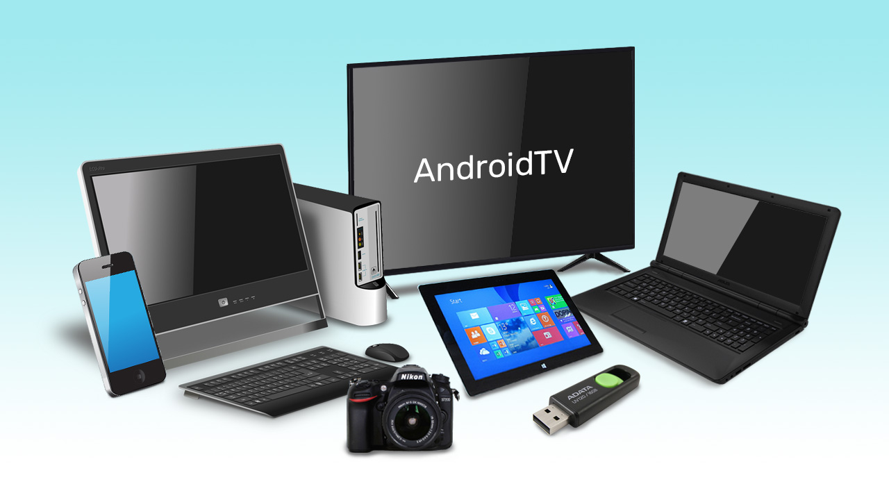 Različiti digitalni uređaji koji se koriste kod kuće - smart TV, prijenosno i stolno računalo, tablet, digitalni fotoaparat, USB štapić i mobitel. 