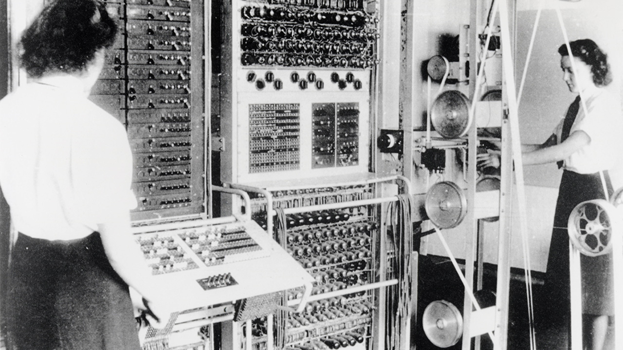 Jedno od prvih računala (ogromnih dimenzija) i dvije djelatnice koje nadgledaju njegov rad.