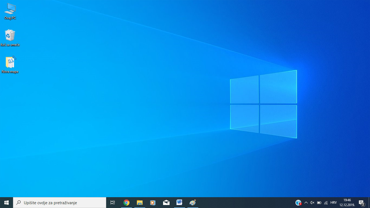 Zaslon u operativnom sustavu Windows. U donjem lijevom kutu programske trake, pored stiliziranog znaka Windowsa, nalazi se okvir pretraživanja. Pored ikone povećala, upisan je tekst 