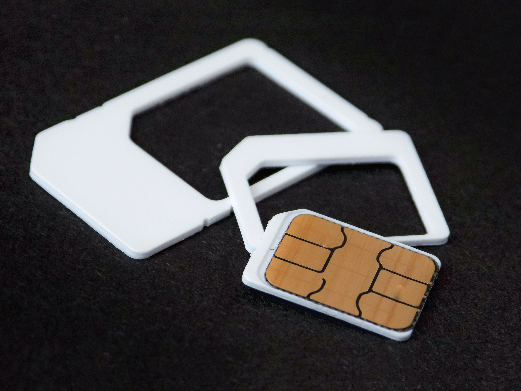 Nano SIM kartica koja je najmanjih dimenzija i dva plastična okvira koji nam dočaravaju dimenzije starijih i većih tipova SIM kartica.