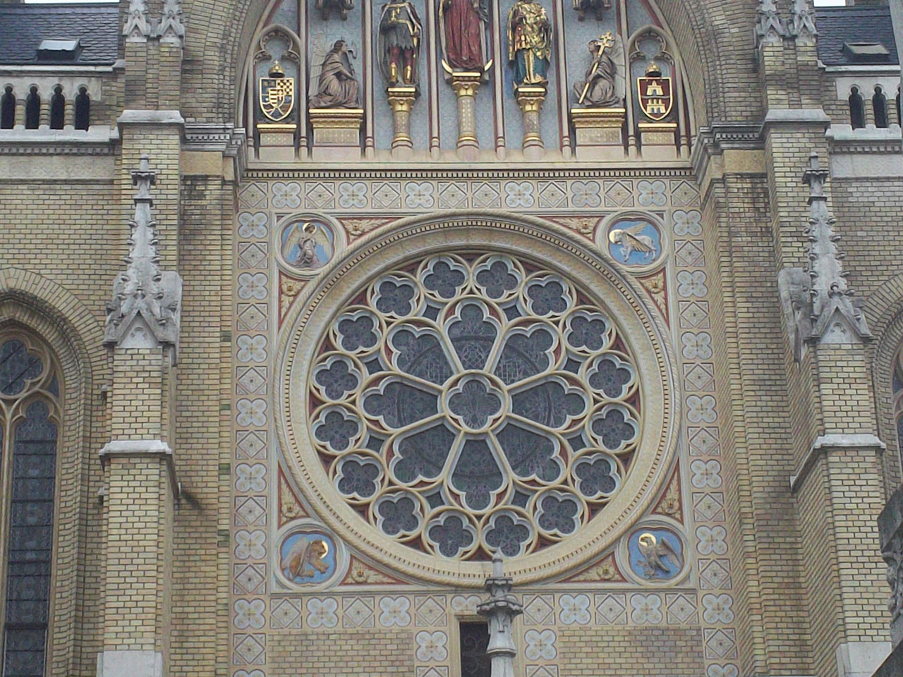 Slika prikazuje rozetu na crkvi.