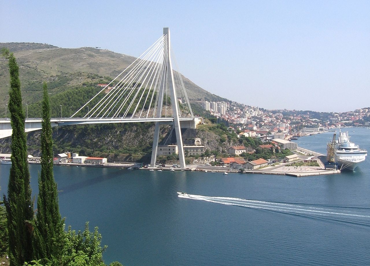 Nafotografiji je most dr. Franje Tuđmana u Dubrovniku.
