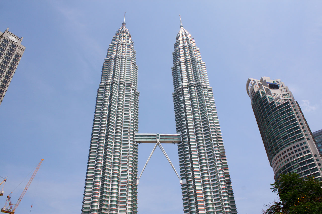 Na fotografiji su neboderi Petronas Towers u Kuala Lumpuru.