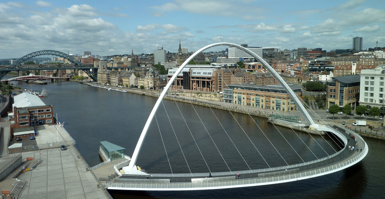 Na fotografiji je most Gateshead Millennium Bridge, Velika Britanija.