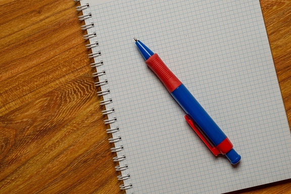 Fotografija olovke na papiru - model pravca koji pripada ravnini.