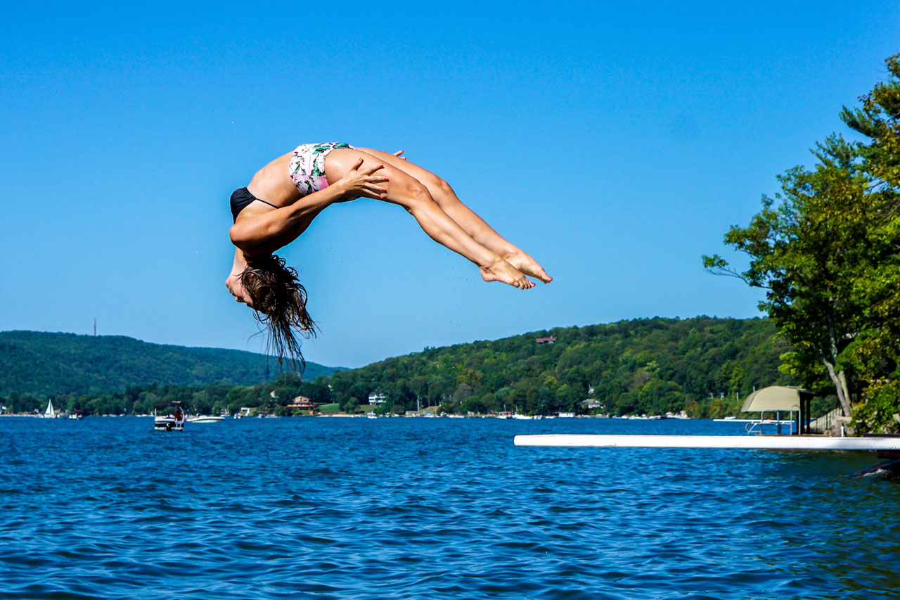 Fotografija žene koja skače u vodu.