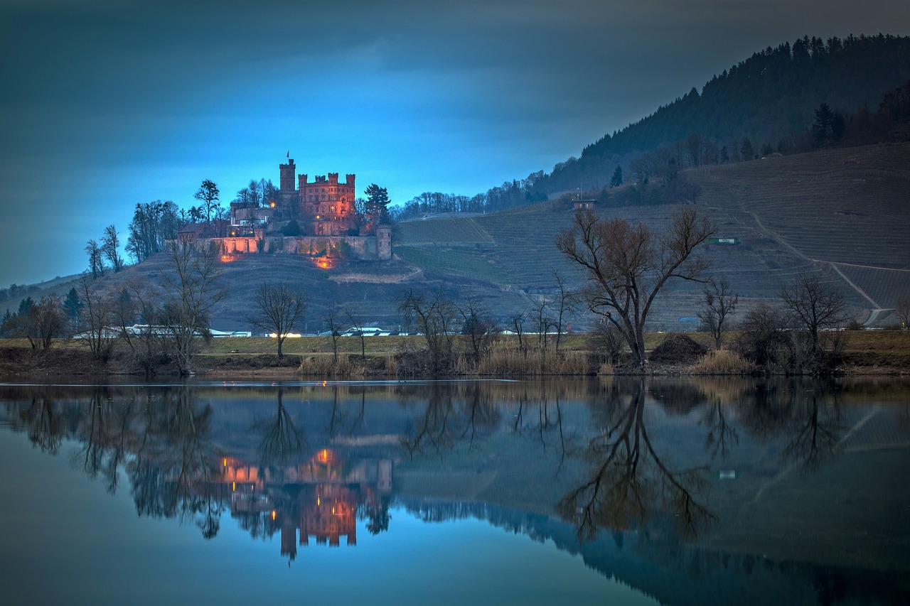 Fotografija prikazuje dvorac i njegov odraz u vodi jezera.