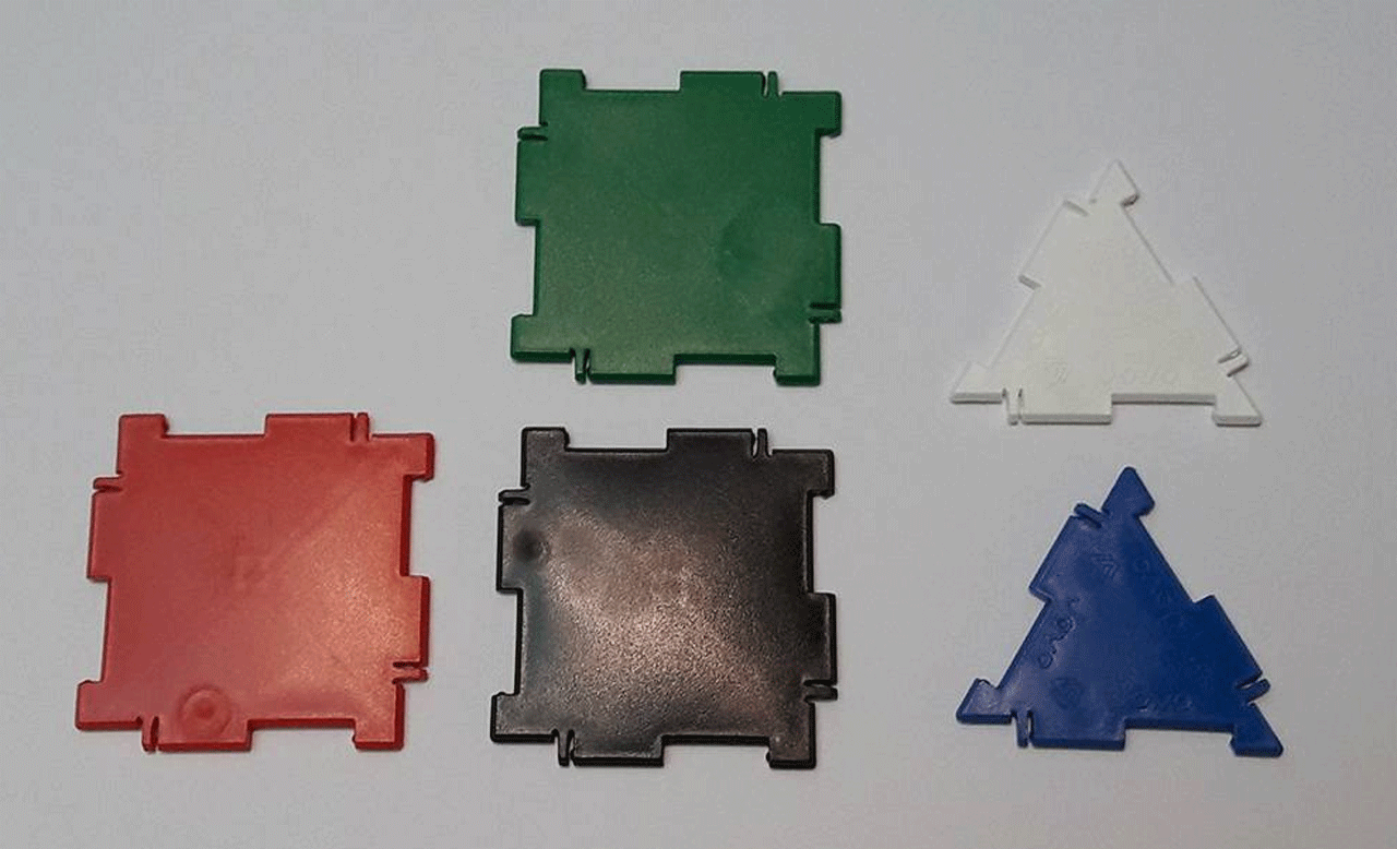 Slika prikazuje plastične dijelove za slaganje trostrane prizme.