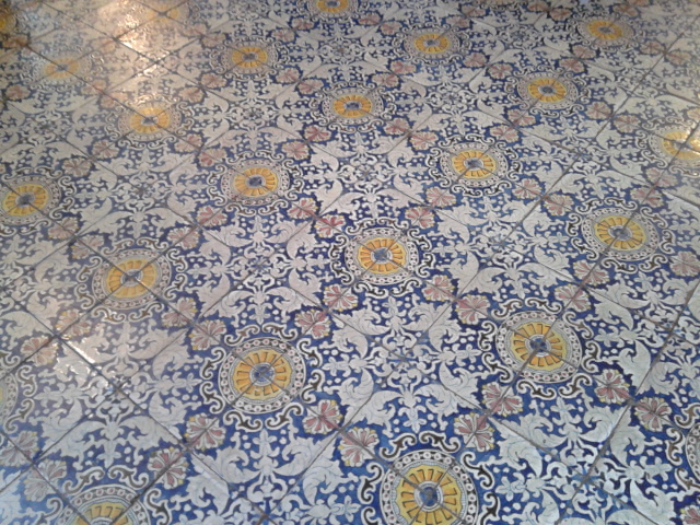 Fotografija kuhinjskog poda s kvadratnim pločicama