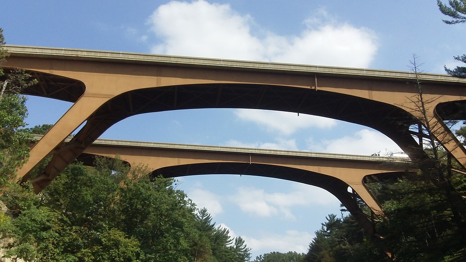 Na slici su dva vijadukta postavljena paralelno