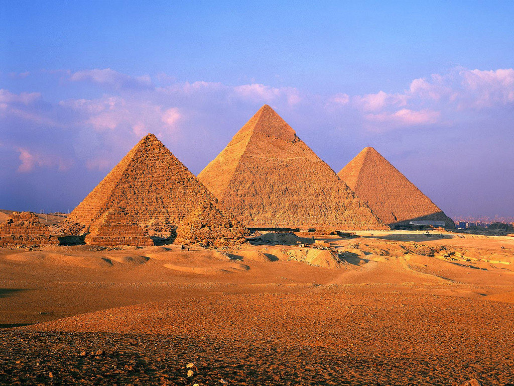 Slika prikazuje egipatske piramide u sjeverositočnoj Africi