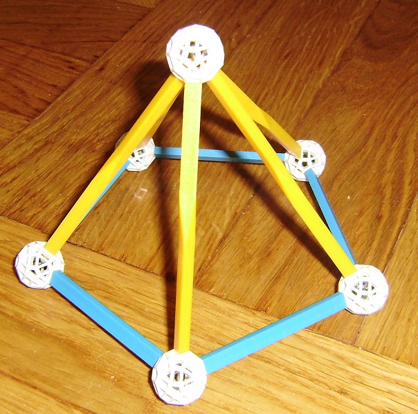 Slika prikazuje pravilnu peterostranu piramidu izrađenu od štapića i kuglica.