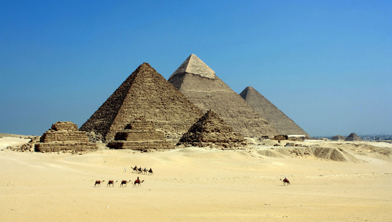 Fotografija prikazuje piramide u Egiptu.
