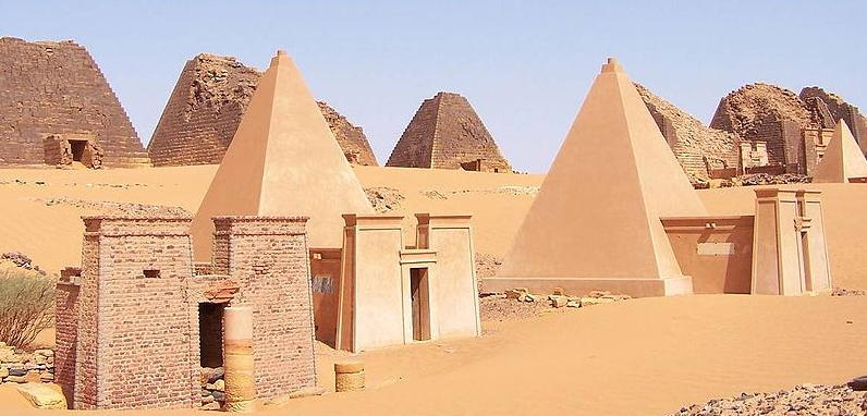 Fotografija prikazuje piramide u Nubiji.