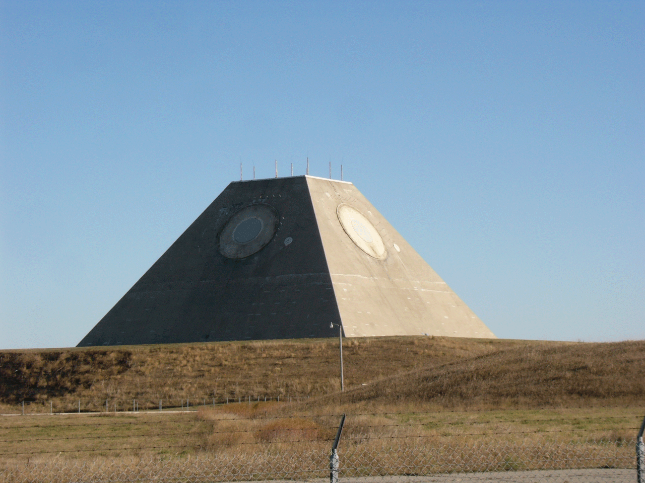 Fotografija prikazuje radarski centar u SADu oblika krnje piramide.