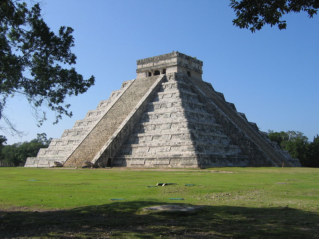 Fotografija prikazuje piramidu Chichen Itza.