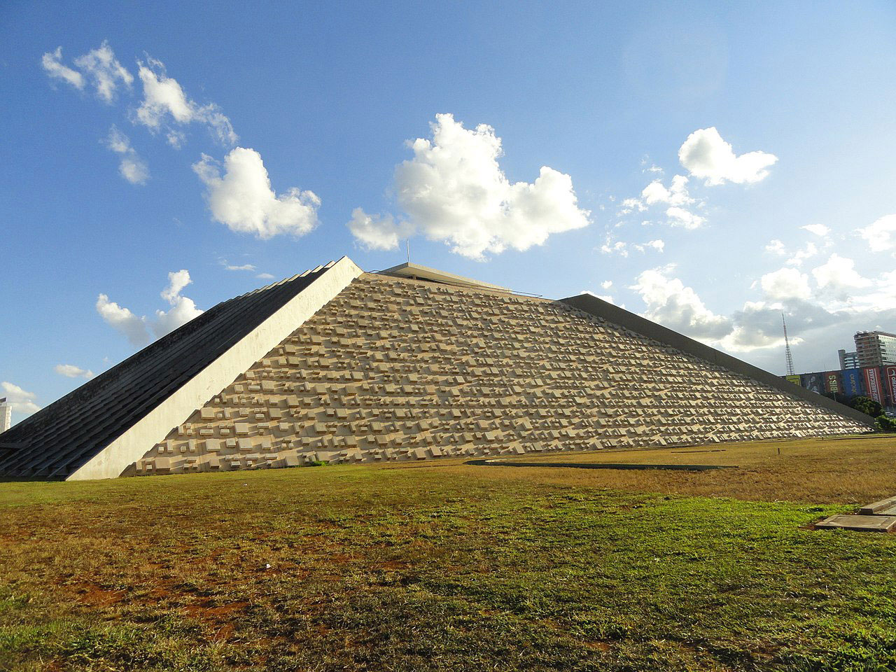 Fotografija prikazuje zgradu oblika krnje piramide.
