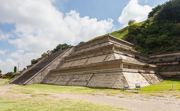 Fotografija prikazuje krnju piramidu iz Meksika.