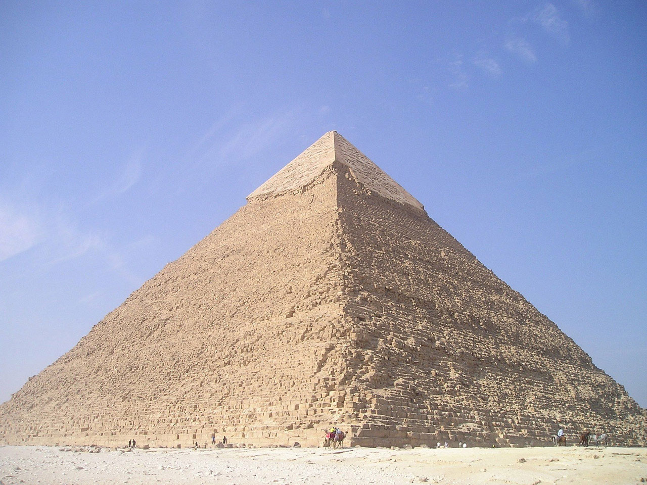 Fotografija prikazuje Keopsovu piramidu.
