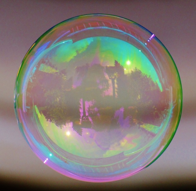 Fotografija prikazuje balon sapunice kao obrazloženje što je sfera