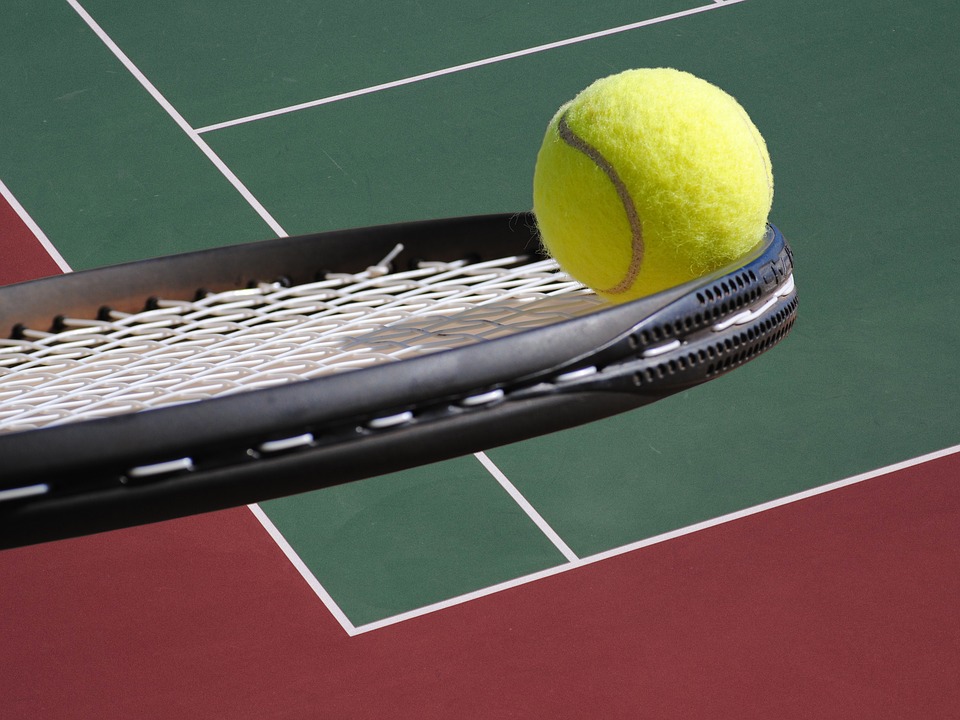 Na fotografiji je prikazan teniski reket i teniska lopta