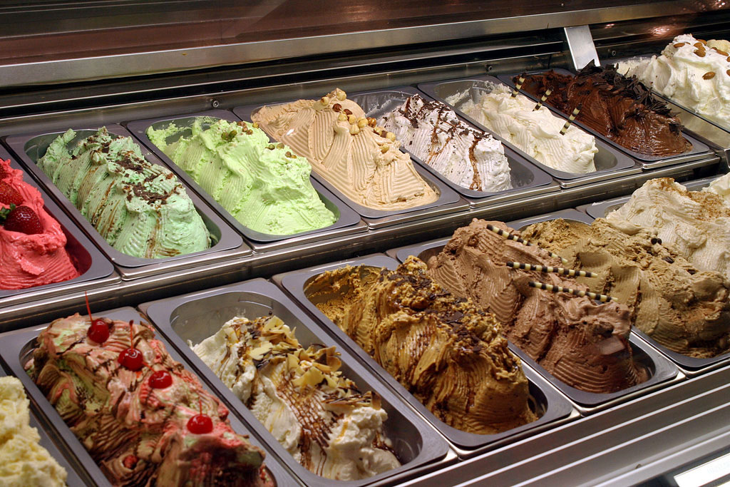 Na fotografiji je prikazana slastičarna s različitim vrstama sladoleda