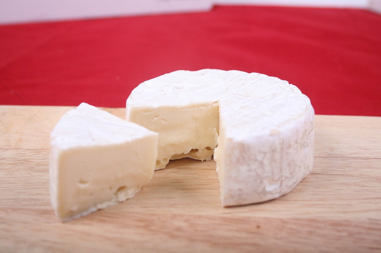 Slika prikazuje kolut sira.