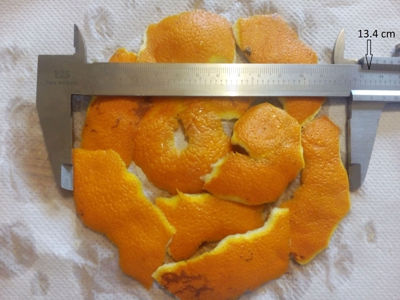 Slika prikazuje mjerenje promjera kruga složenog od kore oguljene naranče