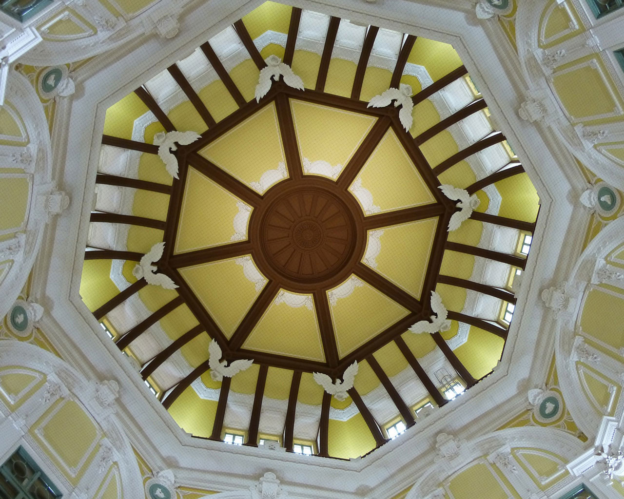 Fotografija prikazuje kupolu oblika pravilnog osmerokuta iznutra