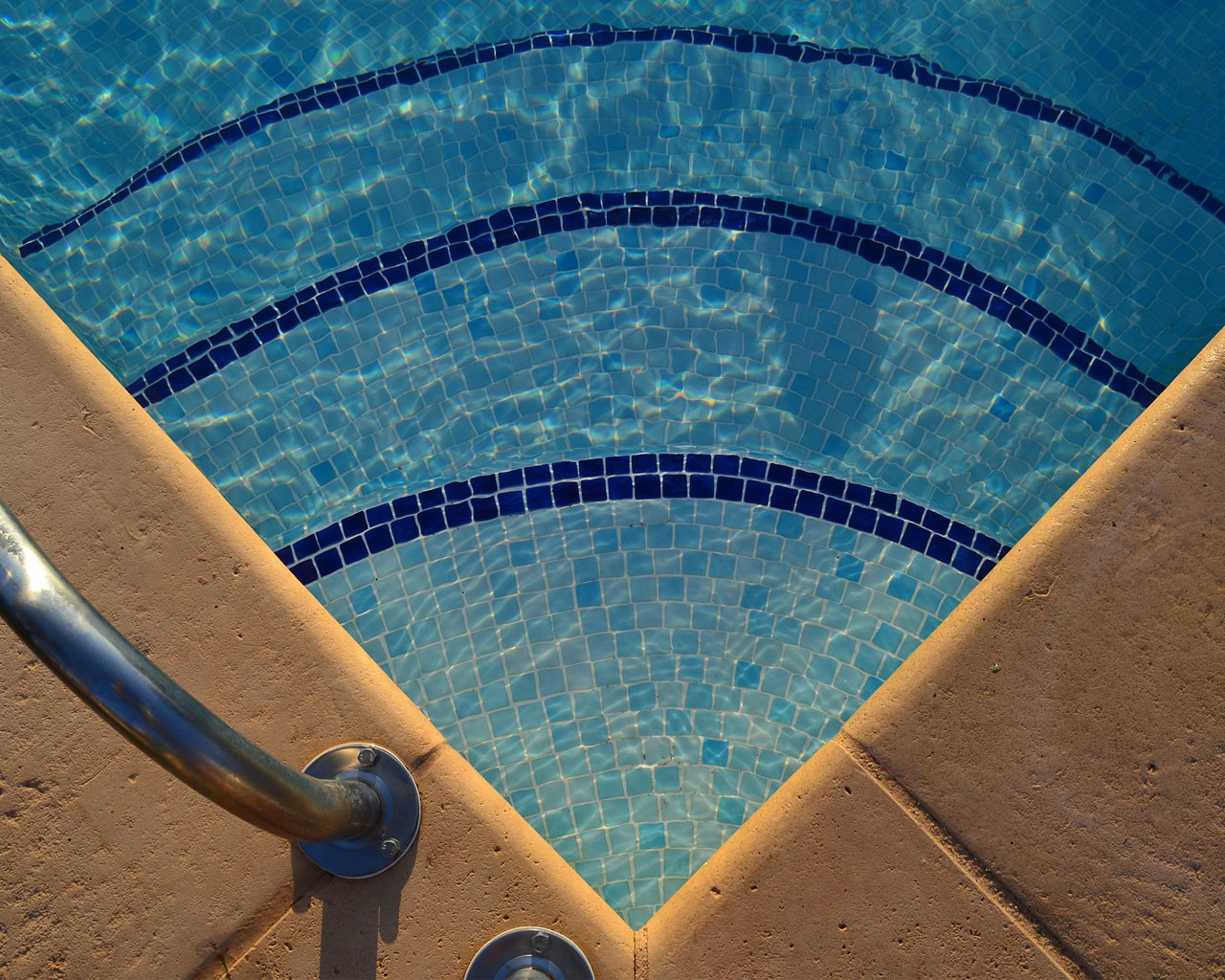 Slika bazena s malim kvadratnim pločicama.