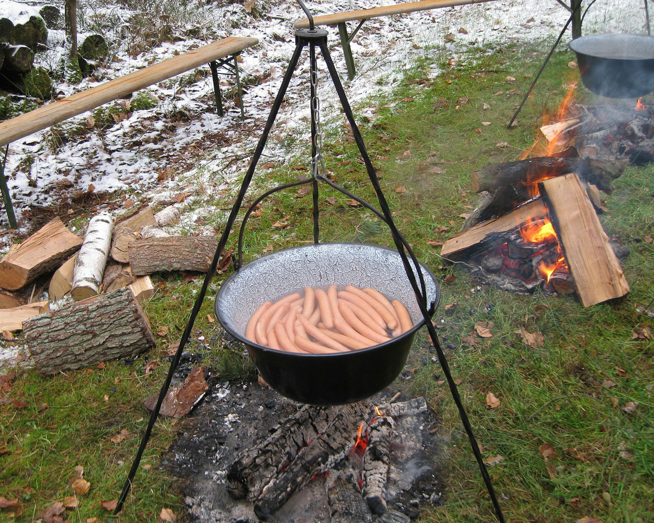 Slika prikazuje kuharski kotlić na tri noge
