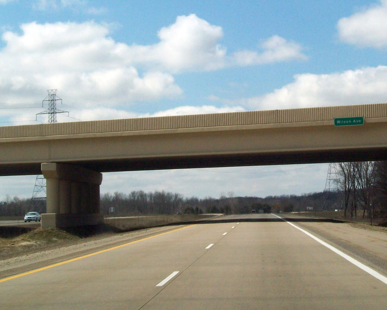 Slika prikazuje primjenu mimoilaznosti u regulaciji prometa- cesta i nadvožnjak iznad nje