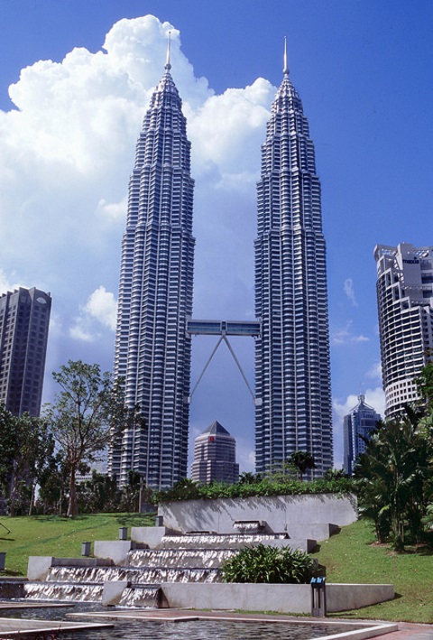 Fotografija prikazuje Petronas Twin Towers.