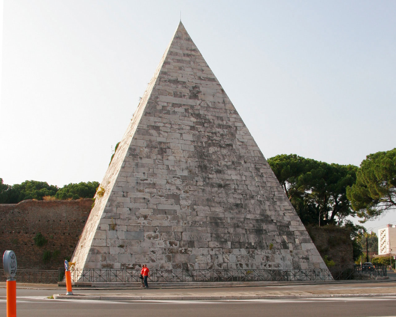 Fotografija prikazuje Cestijevu piramidu u u Rimu.