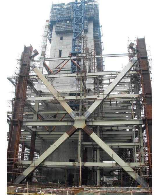 Slika prikazuje metalnu konstrukciju građevine