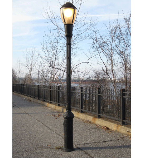 Fotografija prikazuje uličnu svjetiljku.