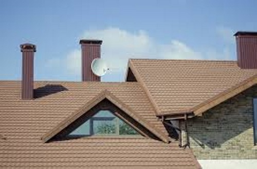Fotografija prikazuje kut dviju ravnina na modelu krova kuće.