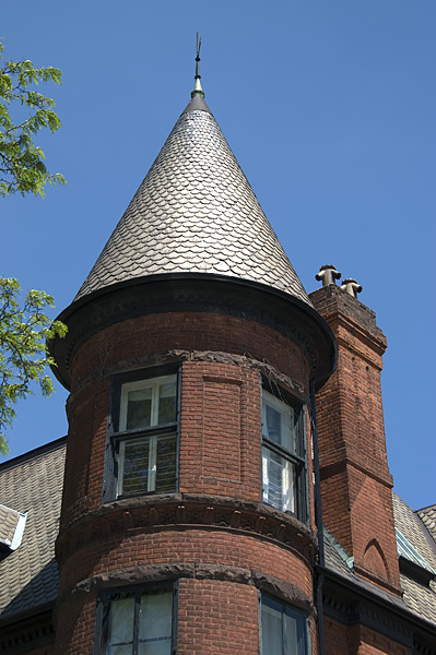 Slika prikazuje krov zgrade (kule).